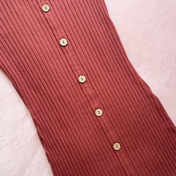 NWOT · OFF-SHOULDER BUTTON-FRONT RIBBED KNIT BODYCON MINI DRESS · SIZE M - Picture 4 of 6